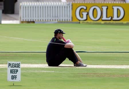 Australia's Hayden fractures neck in surfing accident