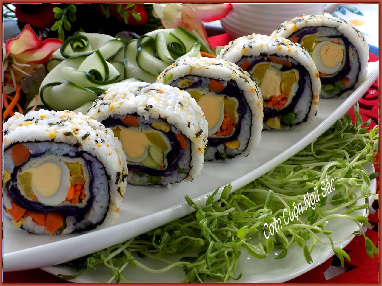 Món cơm cuộn đẹp mắt có vị bùi của trứng, thơm thơm của cơm, pha chút chua ngọt của dưa món, cà rốt.