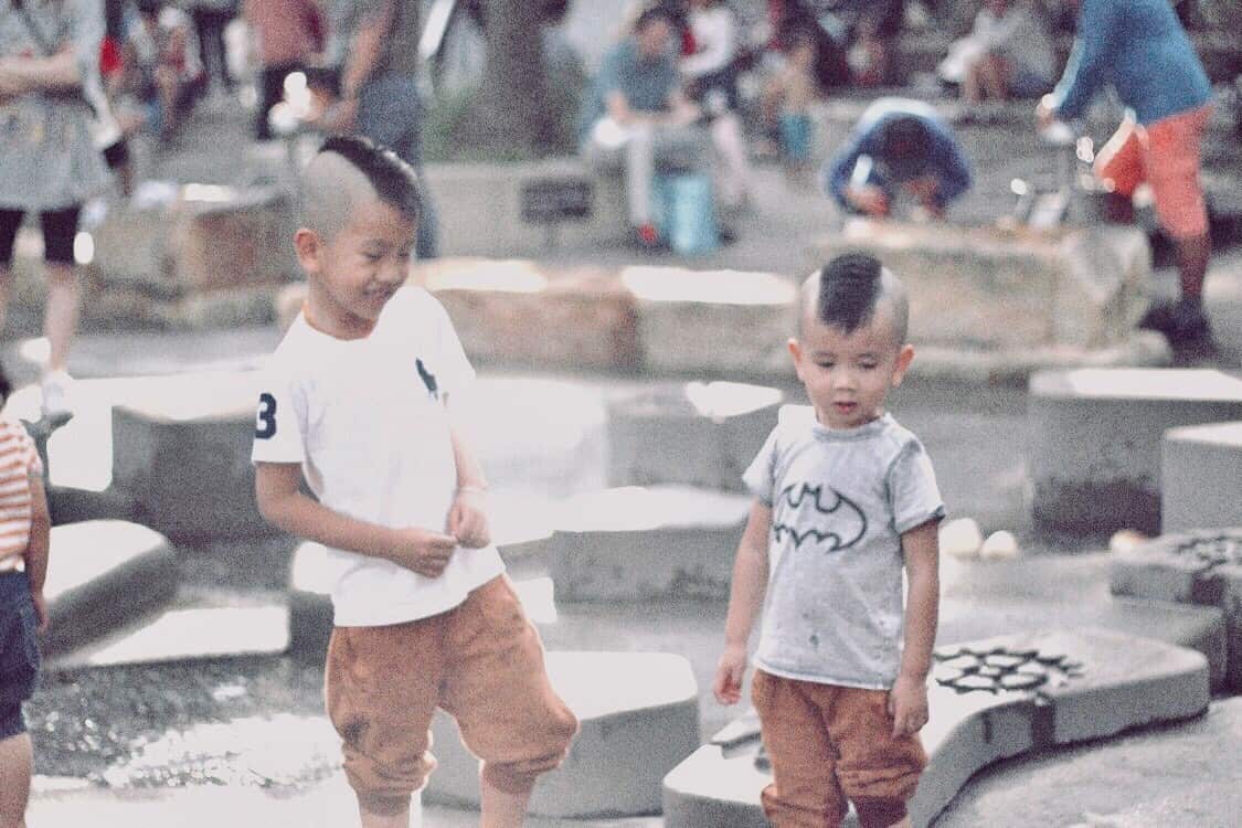 Việc nuôi con nên và phải là việc của cha mẹ chúng.