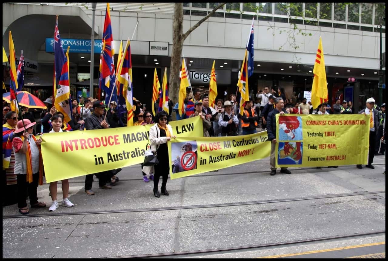 Đông đảo người Duy Ngô Nhĩ, Tây Tạng, Hong Kong, Đài Loan và Việt Nam biểu tình trước State Library ở Melbourne hôm thứ Bảy 5/10/2019.