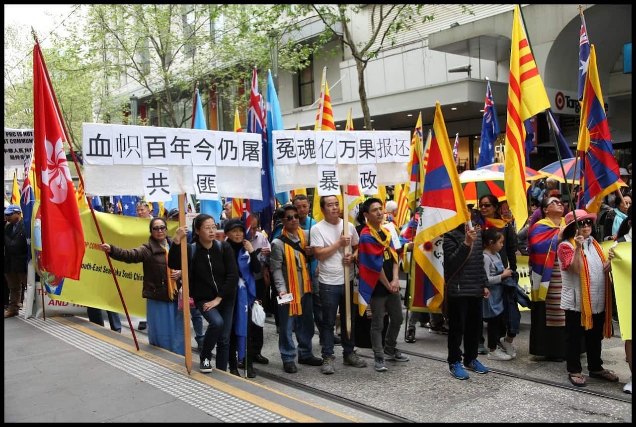 Đông đảo người Duy Ngô Nhĩ, Tây Tạng, Hong Kong, Đài Loan và Việt Nam biểu tình trước State Library ở Melbourne hôm thứ Bảy 5/10/2019.