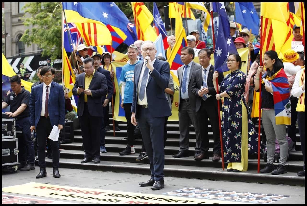 Đông đảo người Duy Ngô Nhĩ, Tây Tạng, Hong Kong, Đài Loan và Việt Nam biểu tình trước State Library ở Melbourne hôm thứ Bảy 5/10/2019.