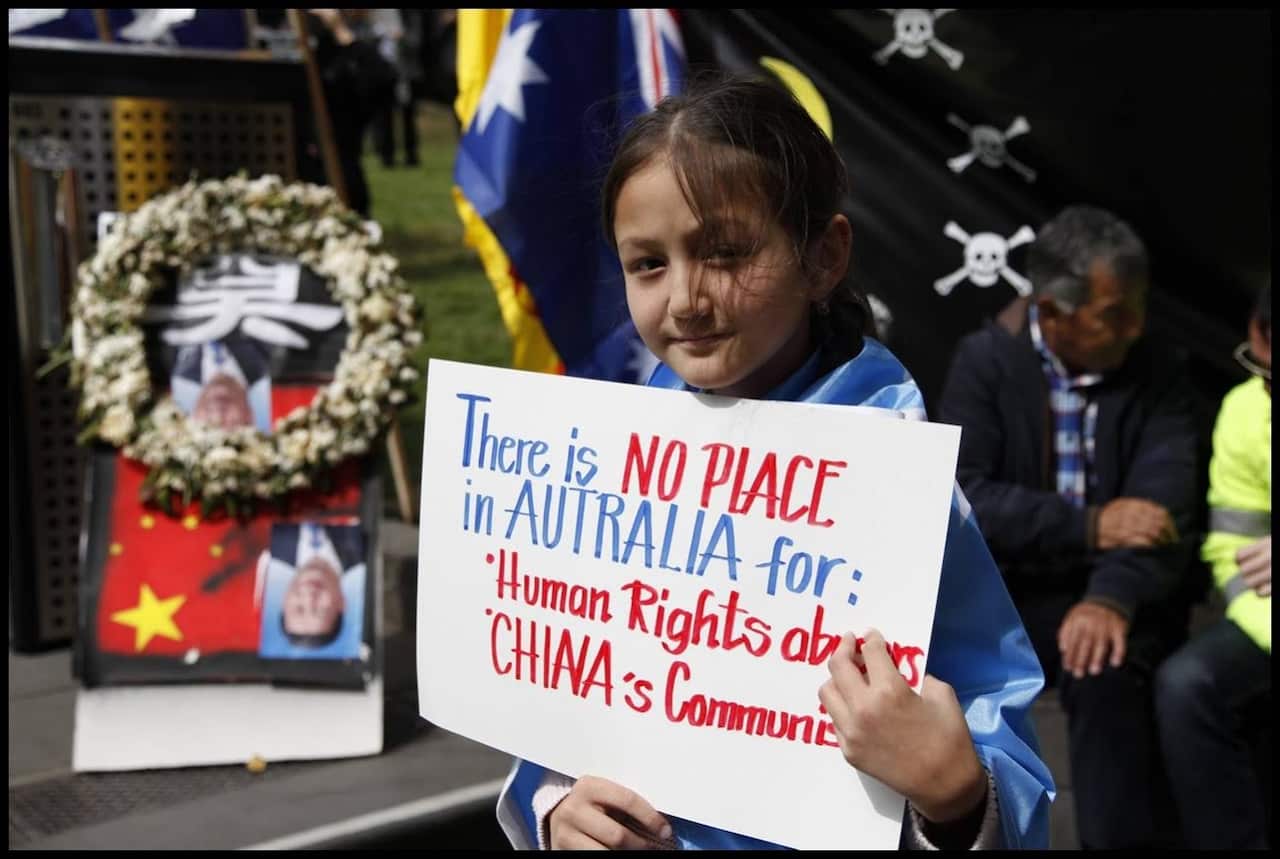 Đông đảo người Duy Ngô Nhĩ, Tây Tạng, Hong Kong, Đài Loan và Việt Nam biểu tình trước State Library ở Melbourne hôm thứ Bảy 5/10/2019.