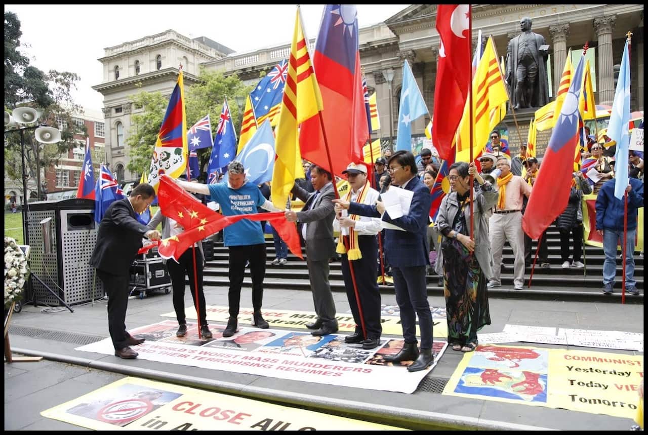 Đông đảo người Duy Ngô Nhĩ, Tây Tạng, Hong Kong, Đài Loan và Việt Nam biểu tình trước State Library ở Melbourne hôm thứ Bảy 5/10/2019.