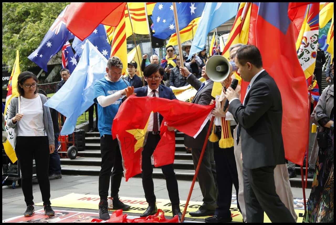 Đông đảo người Duy Ngô Nhĩ, Tây Tạng, Hong Kong, Đài Loan và Việt Nam biểu tình trước State Library ở Melbourne hôm thứ Bảy 5/10/2019.