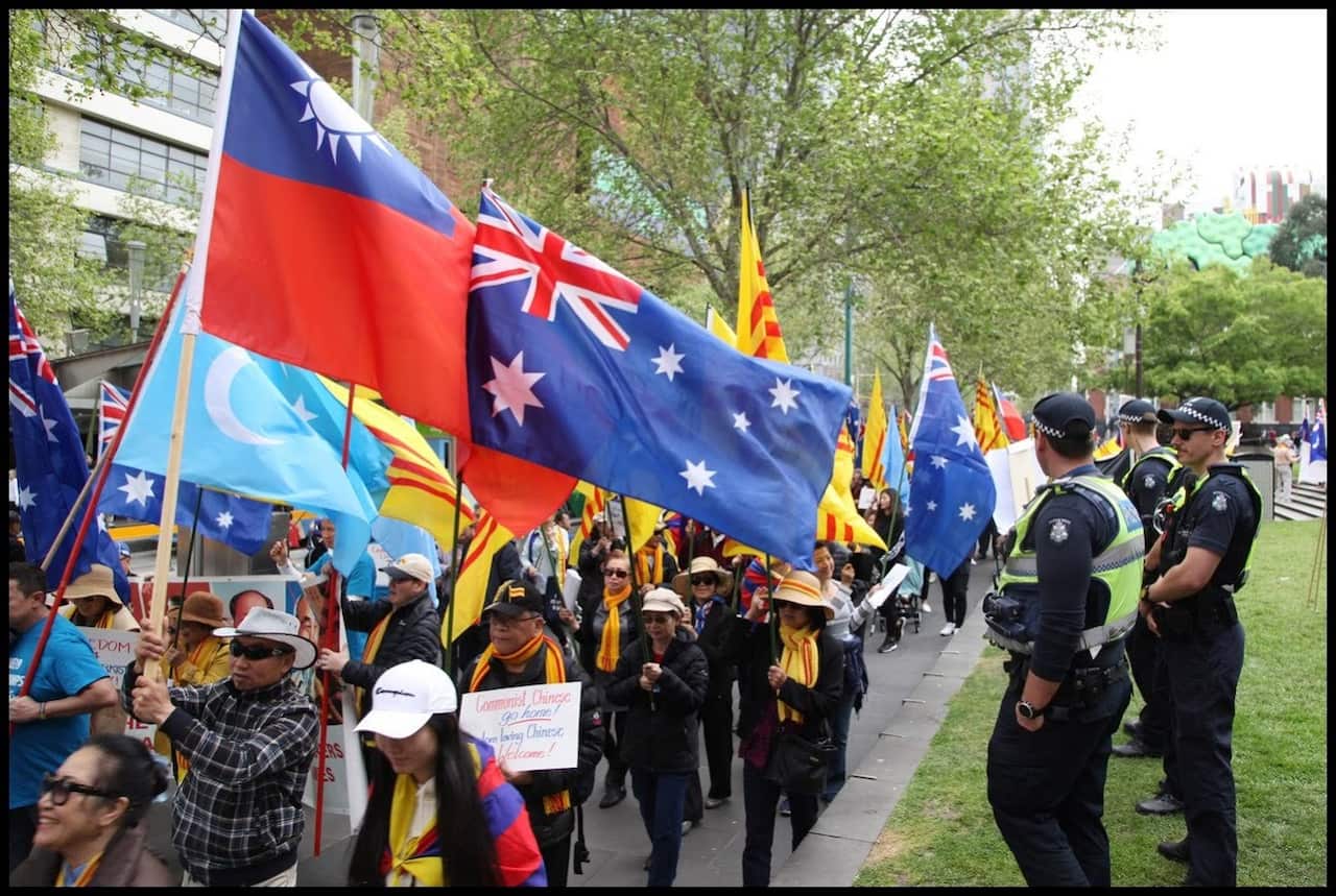Đông đảo người Duy Ngô Nhĩ, Tây Tạng, Hong Kong, Đài Loan và Việt Nam biểu tình trước State Library ở Melbourne hôm thứ Bảy 5/10/2019.