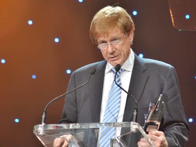 Legendary ABC interviewer Kerry O'Brien was also given a standing ovation, as he accepted an award for journalism leadership and bid farewell to the 7:30 Report. (SBS)