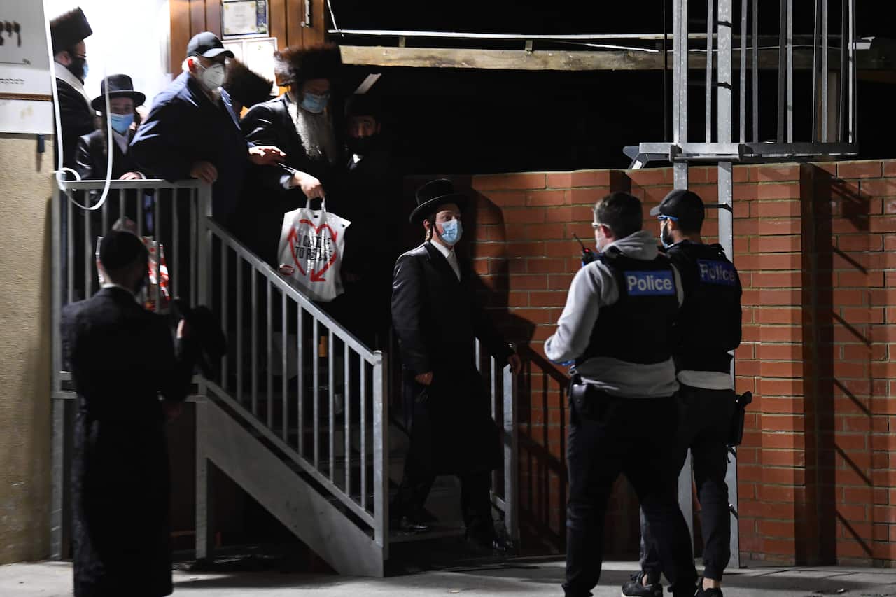 A building near a synagogue in Melbourne's southeast was surrounded by police after worshippers were spotted gathering.