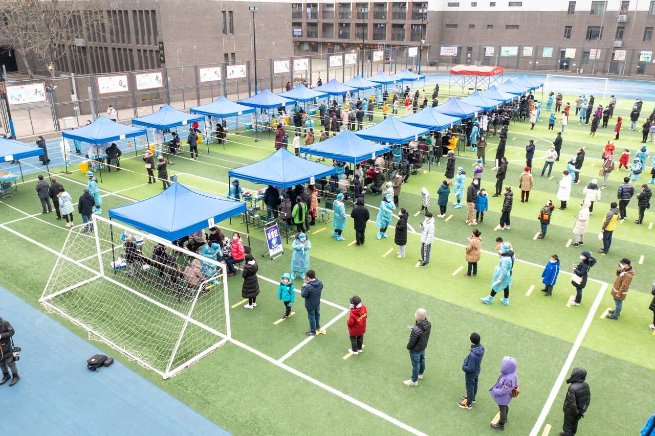 People stand in queues to receive COVID-19 nucleic acid tests on 9 January, 2022 in Tianjin, China.