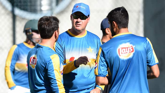 Pakistan cricket coach Mickey Arthur (centre) talks to Pakistani players