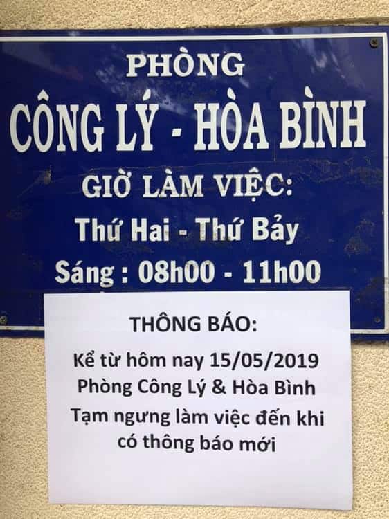 Thông báo dán trước Phòng Công Lý Hoà Bình Kỳ Đồng 