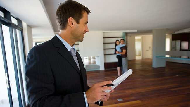 Các công ty môi giới bất động sản thực hiện các thượng vụ mua bán nhà để kiếm tiền, do đó họ có những kinh nghiệm vô giá trong việc tiếp cận và thương lượng với khách hàng