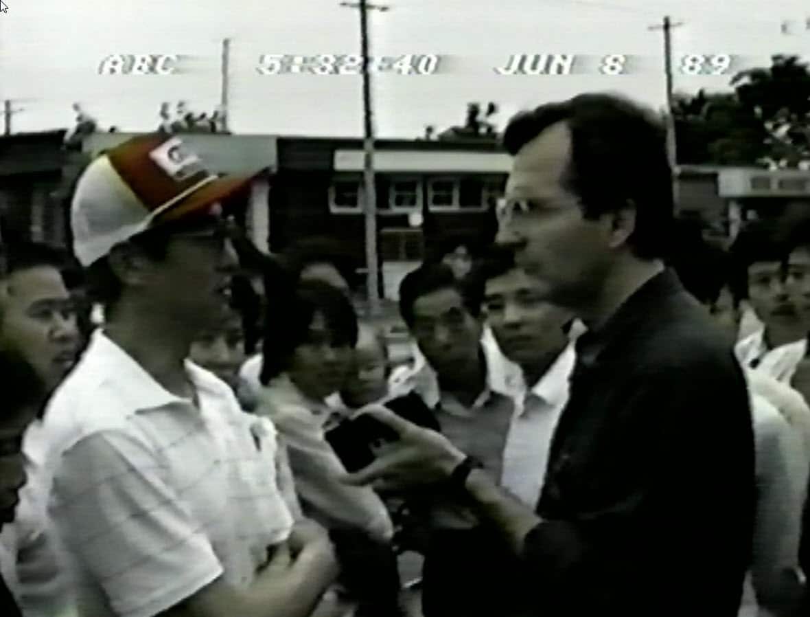 Artist Wang Xu was interviewed by the American Broadcasting Company in Beijing in 1989