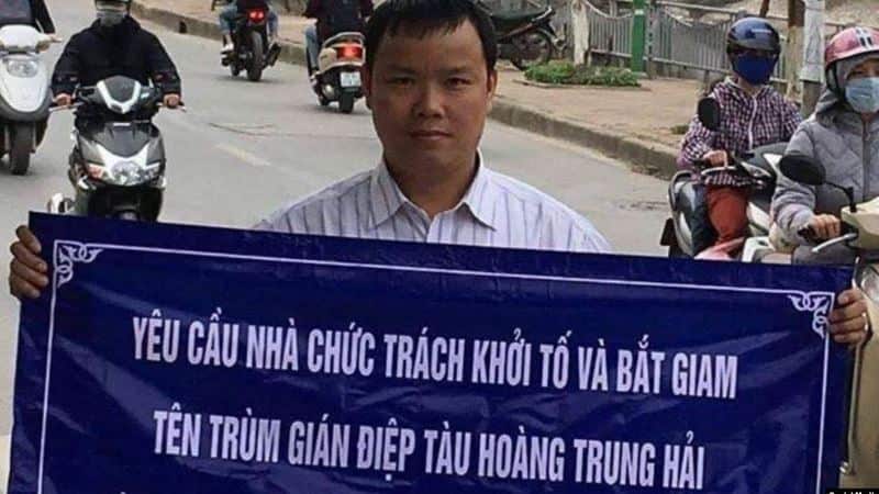 Lê Anh Hùng và biểu ngữ tố cáo trước khi bị bắt
