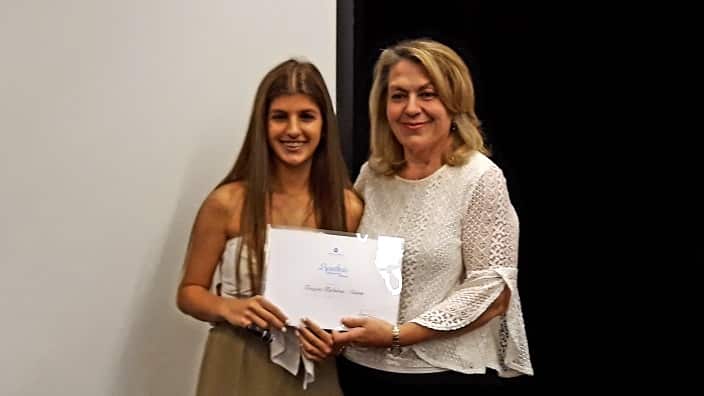 Η μαθήτρια Γεωργία Παλούκα-Λάππα, με την εκπαιδευτικό κ. Αφροδίτη Παπανδρέου