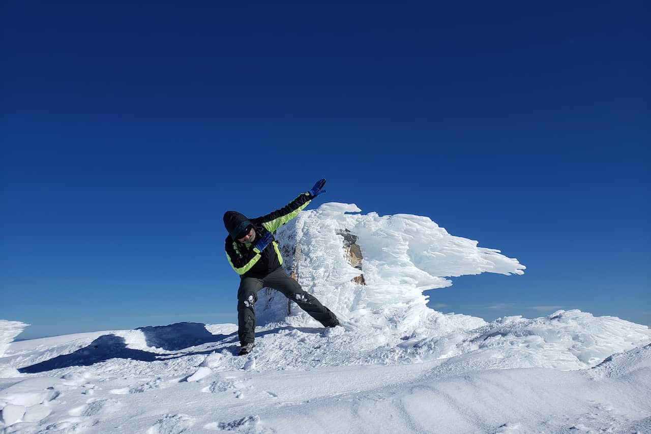 Trần Đặng Đăng Khoa chụp hình kỷ niệm trên đường chinh phục đỉnh Kosciuszko.