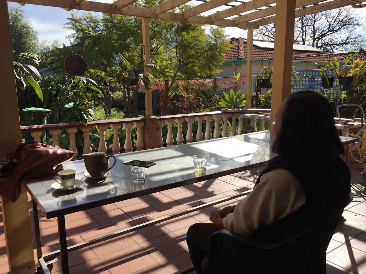 Bà Châu Quỳnh Trang vở ông Châu Văn Khảm nhìn ra khu vườn trở nên ùm tùm vì thiếu vắng bàn tay chăm sóc của ông