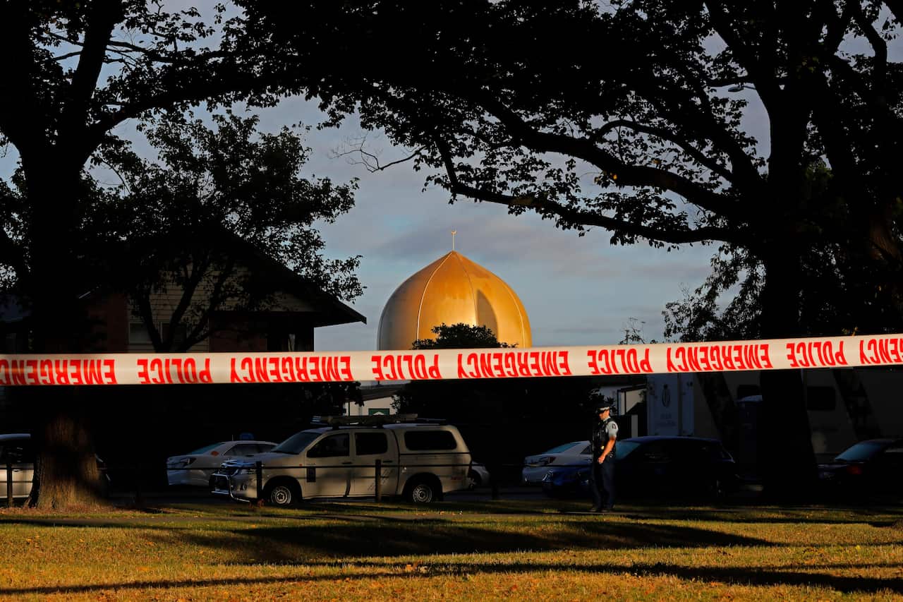 A police officer stands guard in front of the Masjid Al Noor mosque in Christchurch (AAP)