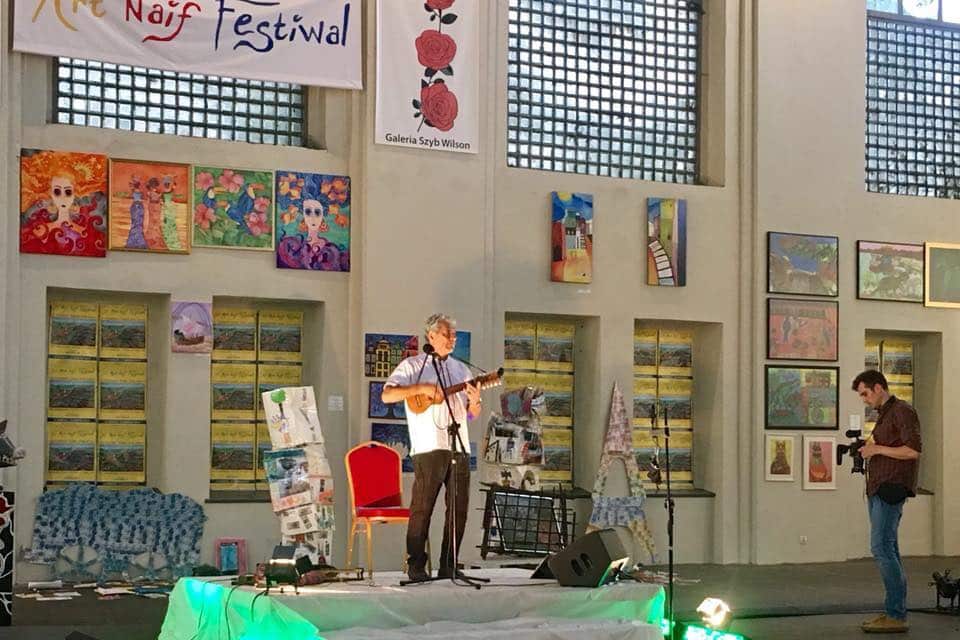 El artista Justo Díaz tocando en el festival de arte naif de Polonia