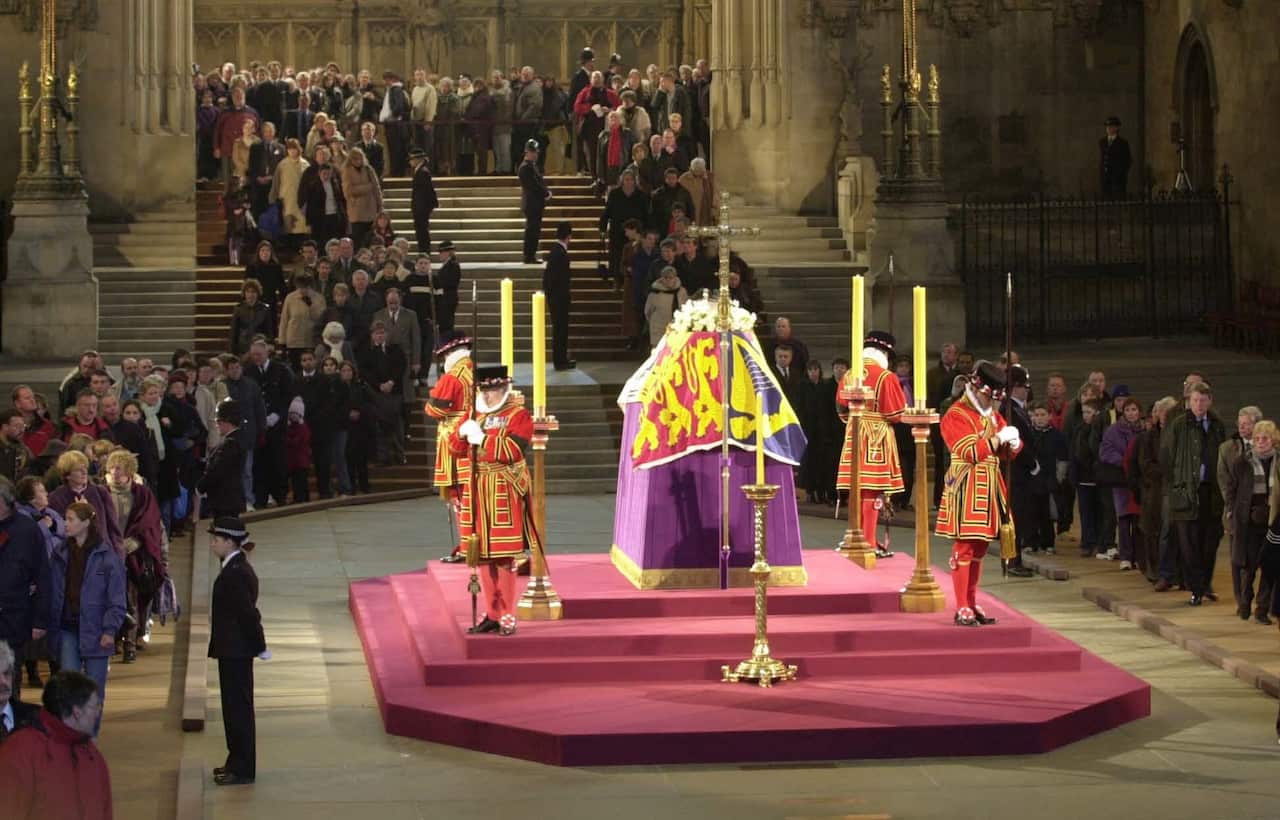 Queen Mother's body in state