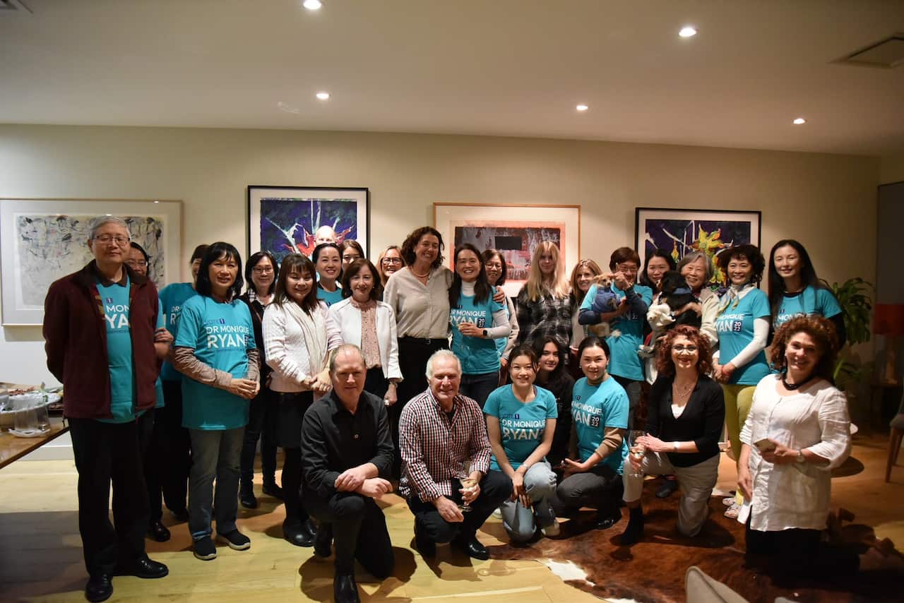 莫妮克·瑞恩医生的志愿者团队中有许多华人身影