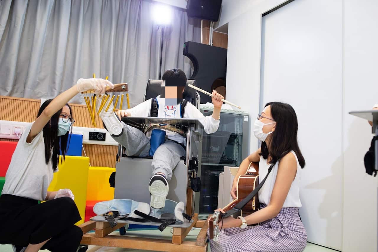 Joey去年在香港參與音樂治療實習，右方是一名在澳洲註冊的音樂治療師。