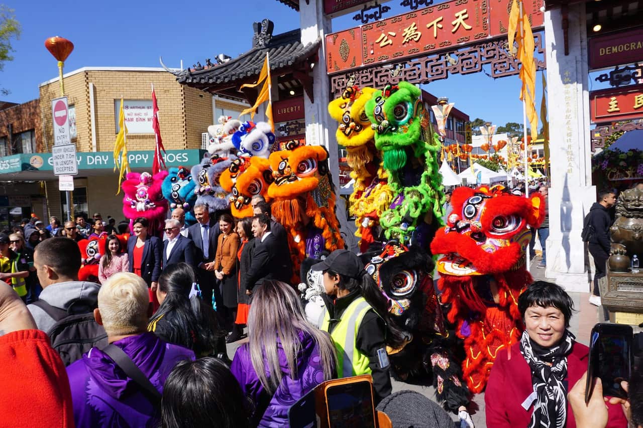 Nên tham gia vào các cộng đồng, nhóm sinh hoạt một cách tích cực. Không chỉ nghĩ họ có giúp được mình gì không, mà xem rằng mình có giúp được họ gì không. 