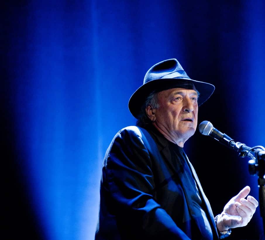 Mimmo Locasciulli ha partecipato al Festival di Sanremo nel 1985 con il brano 'Buona Fortuna'.