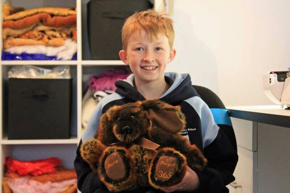 Campbell Remess đã làm những con gấu teddy suốt 3 năm cho các trẻ em trong bệnh viện