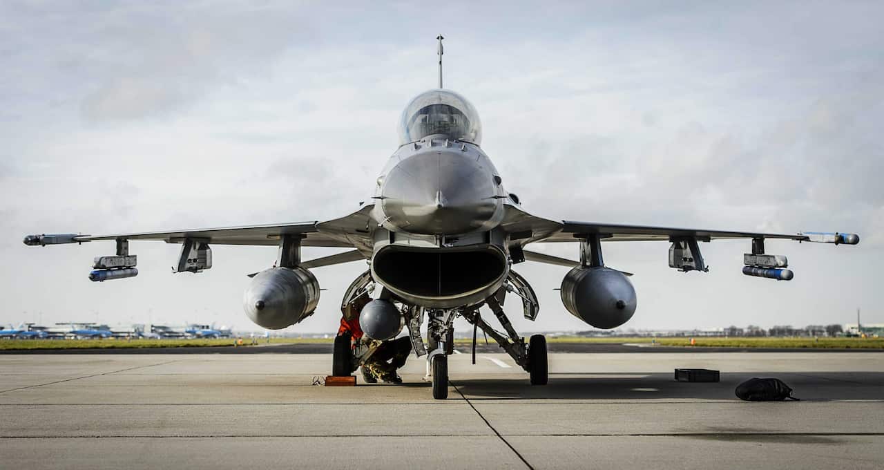 F-16 fighter jet.