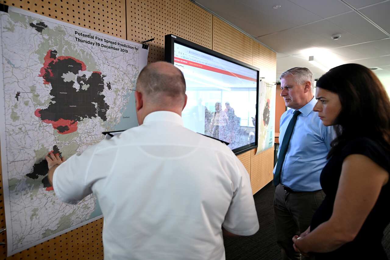 The acting prime minister speaks with NSW RFS Commissioner Shane Fitzsimmons in the NSW Rural Fire Service control room on Thursday. 