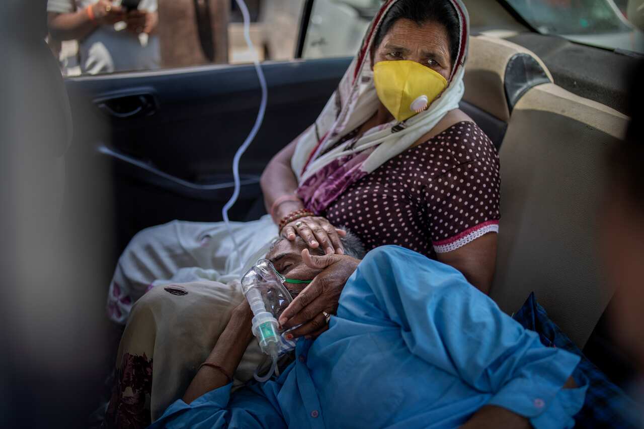A patient breathes with the help of oxygen provided by a Gurdwara, Sikh place of worship, inside a car in New Delhi, India, Saturday, 24 April, 2021. 