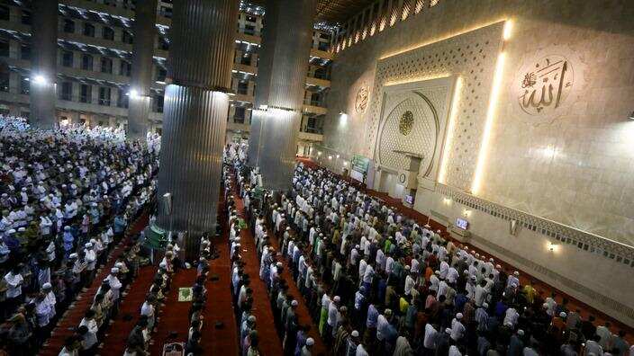 Muslims worldwide commemorate holy month of Ramadan