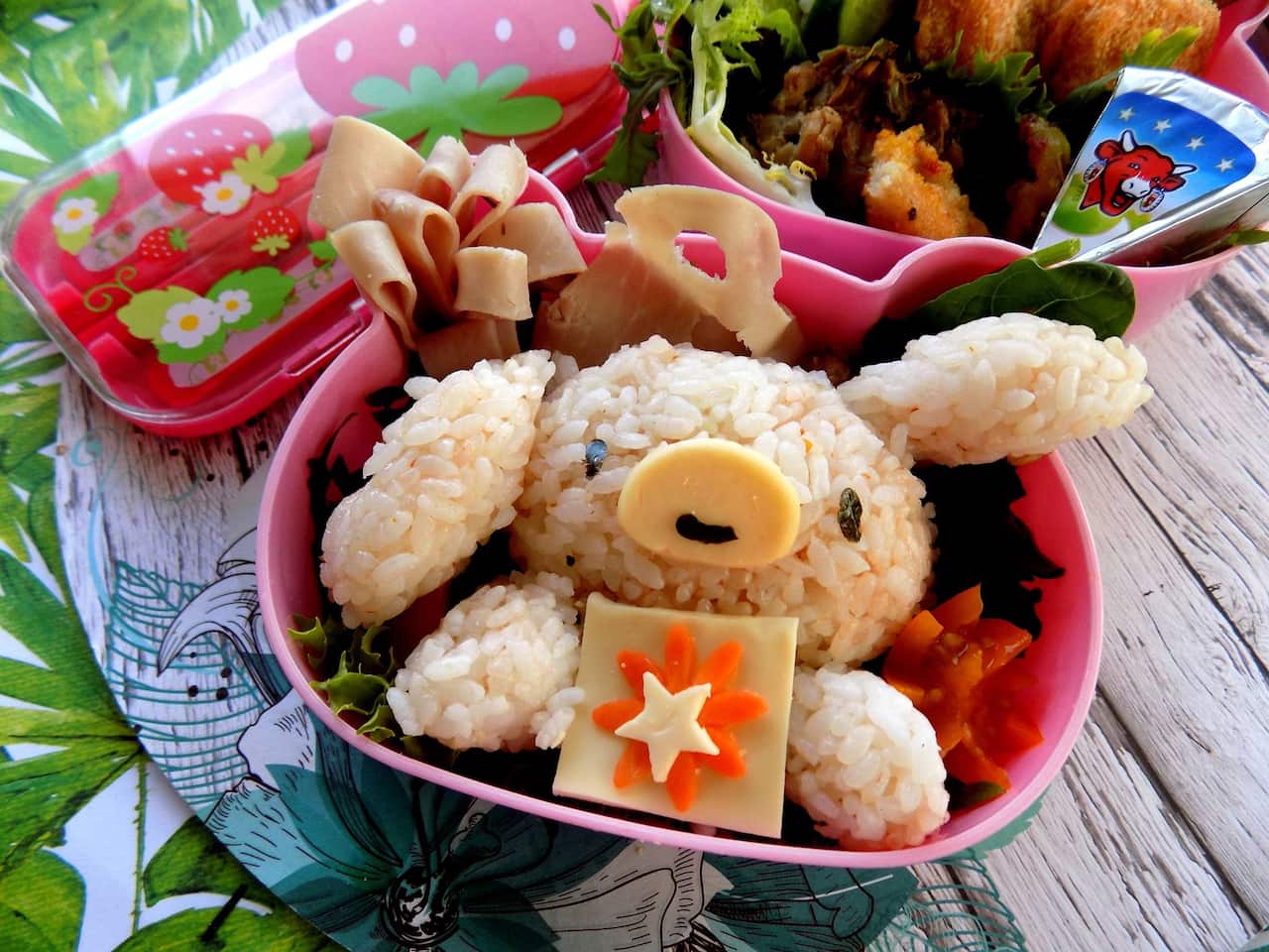 Các món cơm cuộn, cơm trộn được chị Anh Đào khéo léo nặn thành hình con voi, bông hoa, phi cơ, con gấu