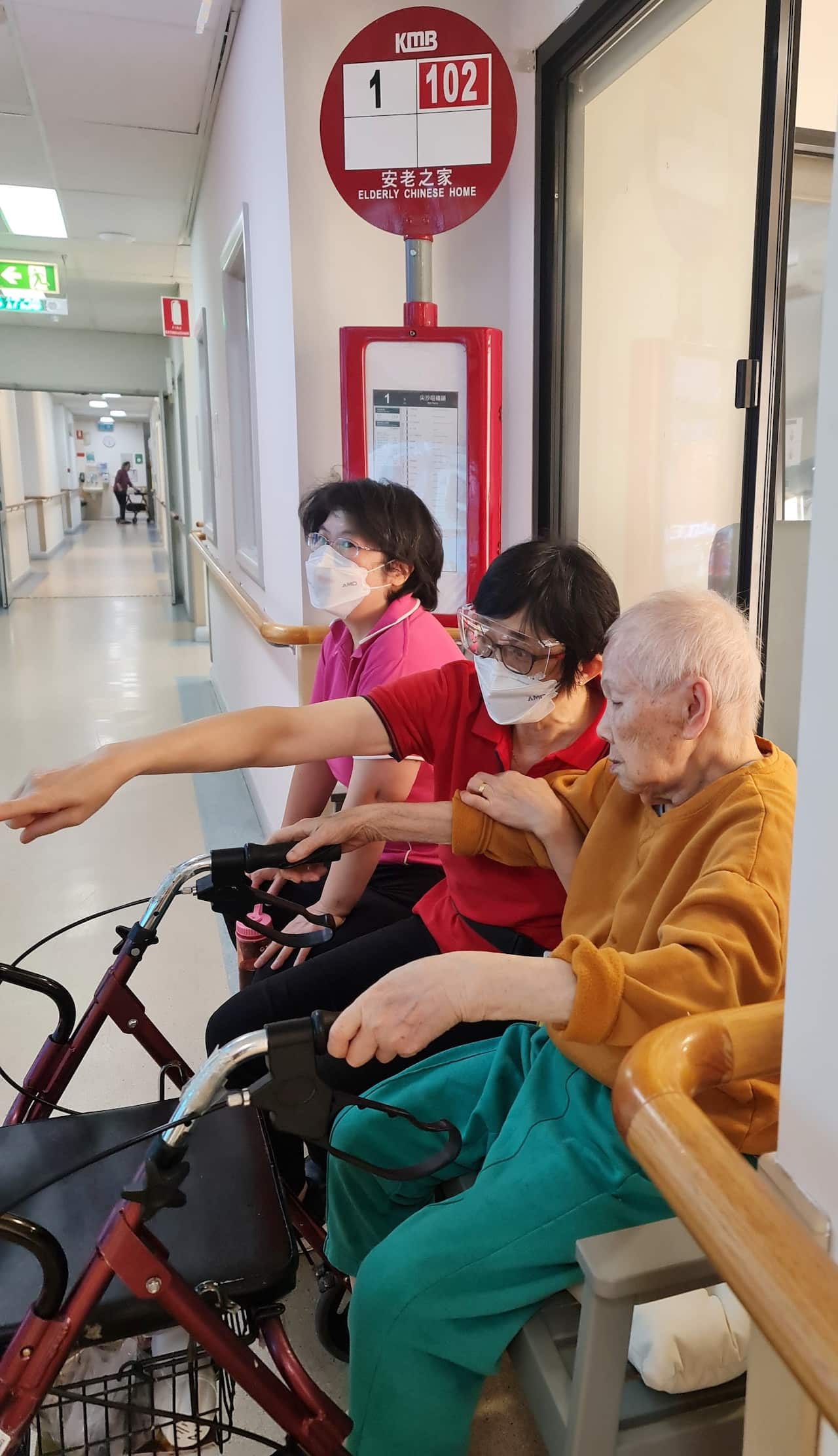 YiYi's suffering from sundown has prompted the installation of a bus stop inside the facility.