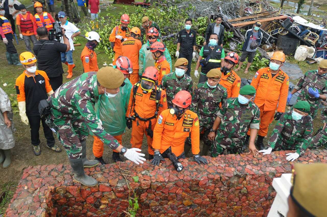 Indonesian soldiers and rescuers looking for missing victims of tsunami victims at Tanjung Lesung beach resort, Indonesia.