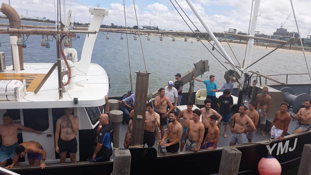 25 κολυμβητές στο πλοιάριο "ΝΕΑ ΑRΤΑΚΥ"