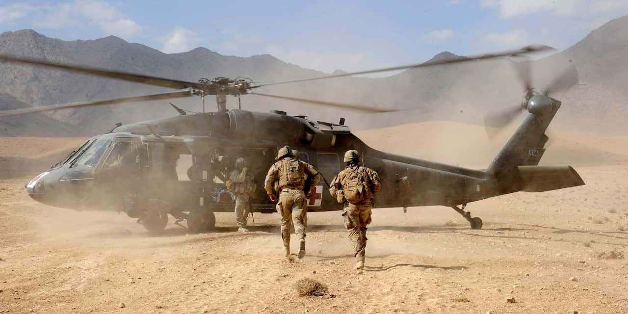 Australian troops board an evacuation flight in the Karmisan Valley, Uruzgan province, 2011.