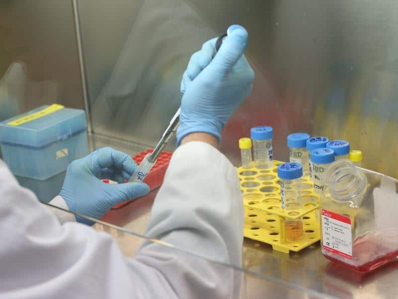 A scientist works in a medical lab.