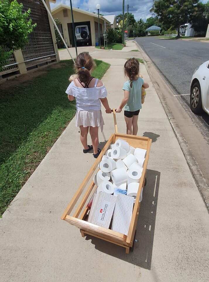 COVID-19：two besties buy toilet paper for elderly neighbours with pocket money