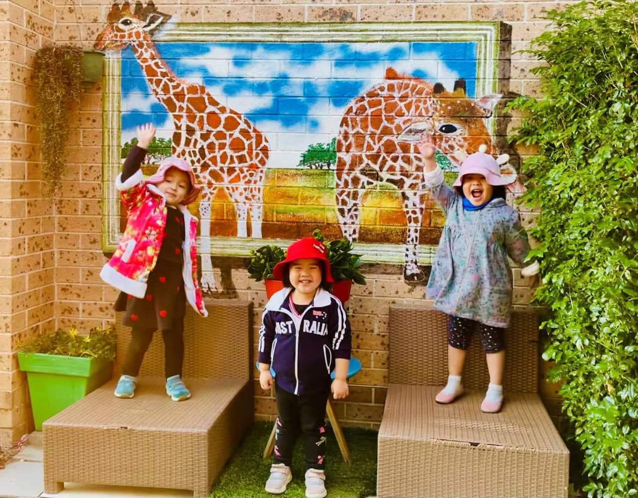 2021年全国“卓越幼教者”奖获得者闵晓玲老师表示，她感恩“家庭日托服务提供的就业机会”。