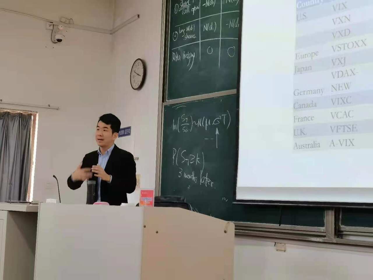 刘璋欣老师在山东大学做“2+2”的教学活动，他是唯一一个能去当地校园面授的老师。