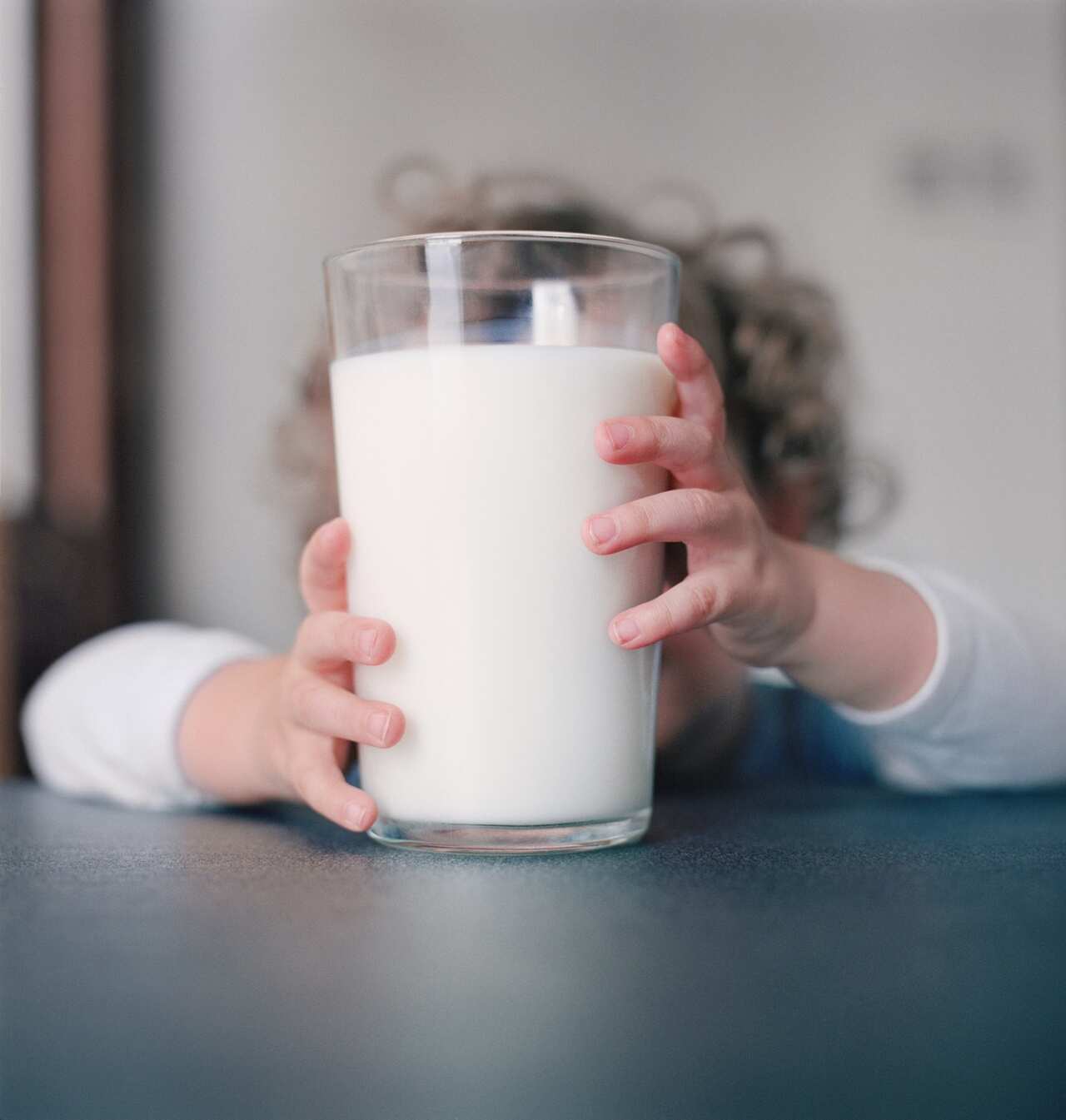 A new review of the milk-cold-phlegm connection, published in a BMJ journal this month, says it's okay for most kids to drink milk when they have a cold. 