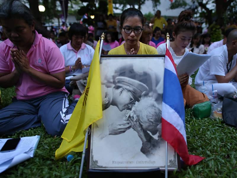 Thais pray for Thai King Bhumibol Adulyadej