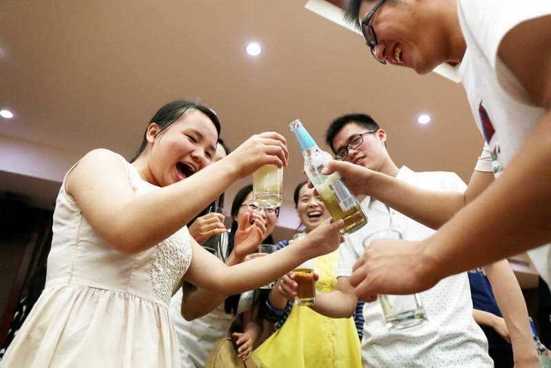 Chinese graduates drink beer at a graduation dinner in Anqing city, east China's Anhui province