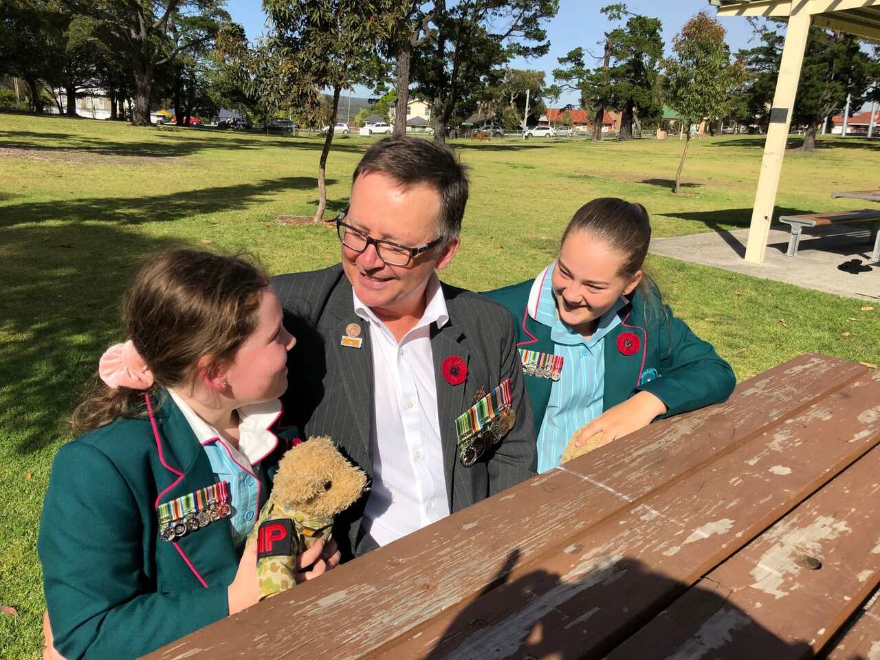 Army veteran Brad Copelin laughs with his daughters Liv (left), and Nardia (right) (SBS)