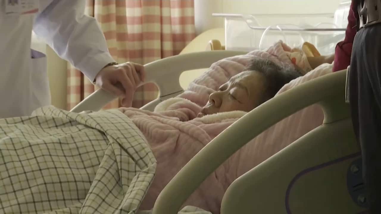 The 67-year-old woman, surnamed Tian, in a hospital room