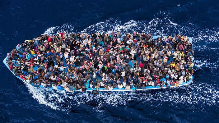 4/Hundreds of refugees and migrants