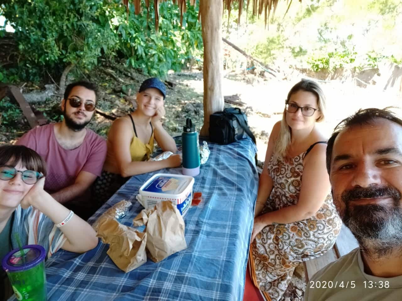Stefano Tansella con la compagna Eleonora Azzalini, i figli Emma e Jacopo e Jada, fidanzata di Jacopo
