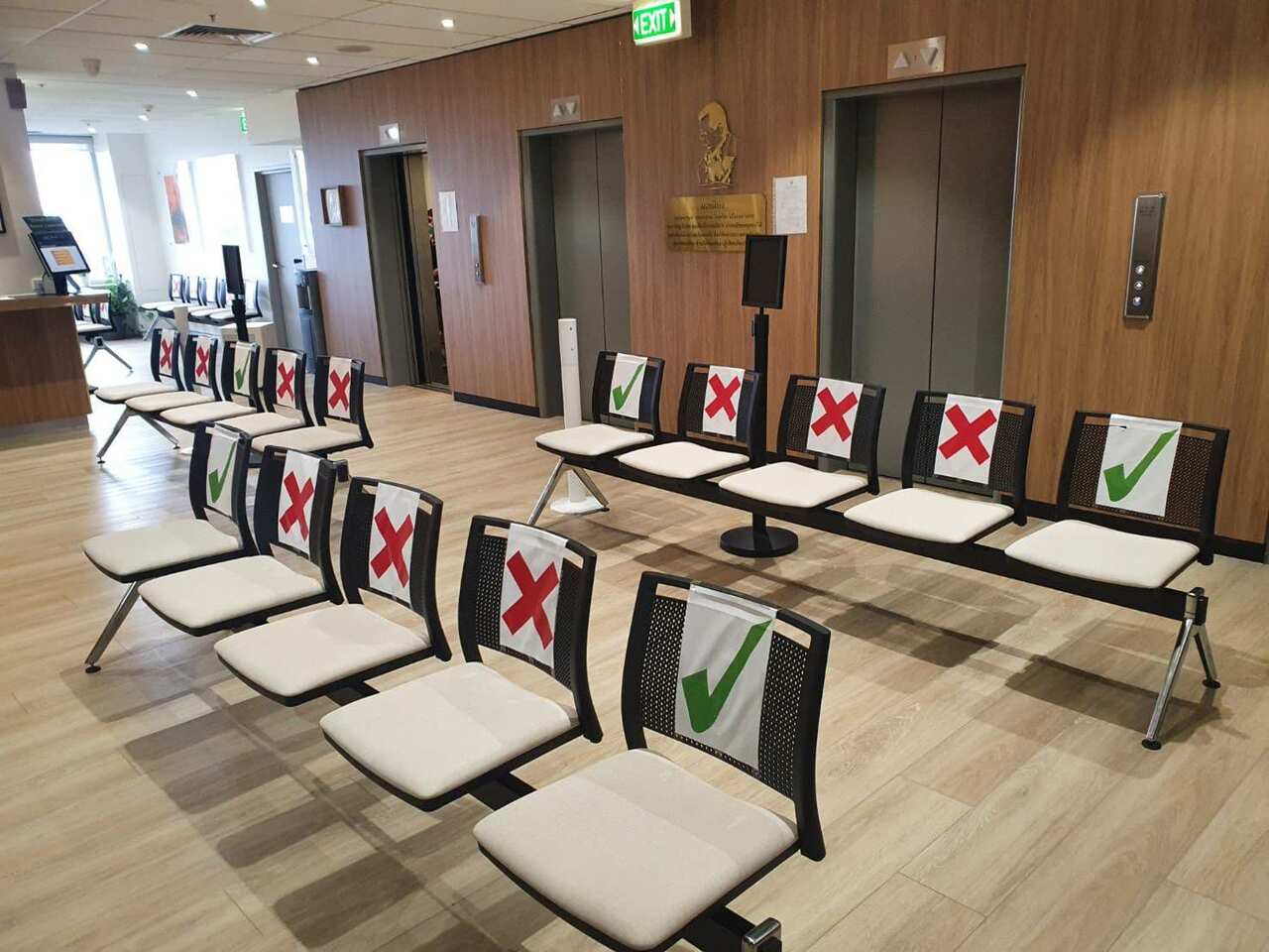 ภายในสถานกงสุลใหญ่ซิดนีย์ที่ปรับเปลี่ยนให้เป็นไปตามกฎการสร้างระยะห่างทางสังคม 